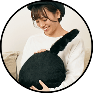 Qooboを抱く女性