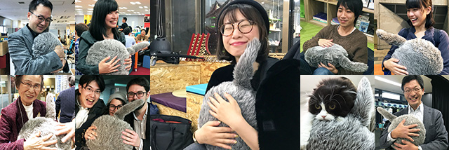 Qooboを抱いて笑顔の人たち。老若男女に愛されています。