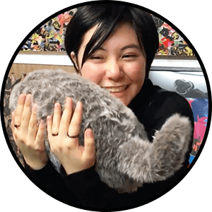 Qooboを笑顔で抱きしめる女性