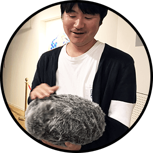 Qooboを笑顔で撫でる男性